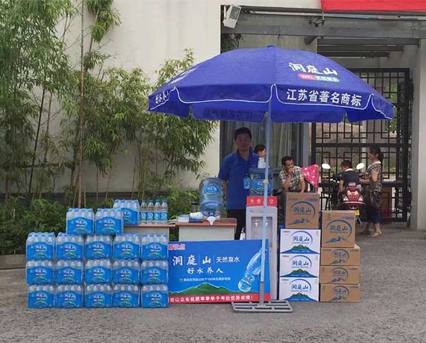 助力高考17载　今年15万瓶天然泉水送考点.jpg